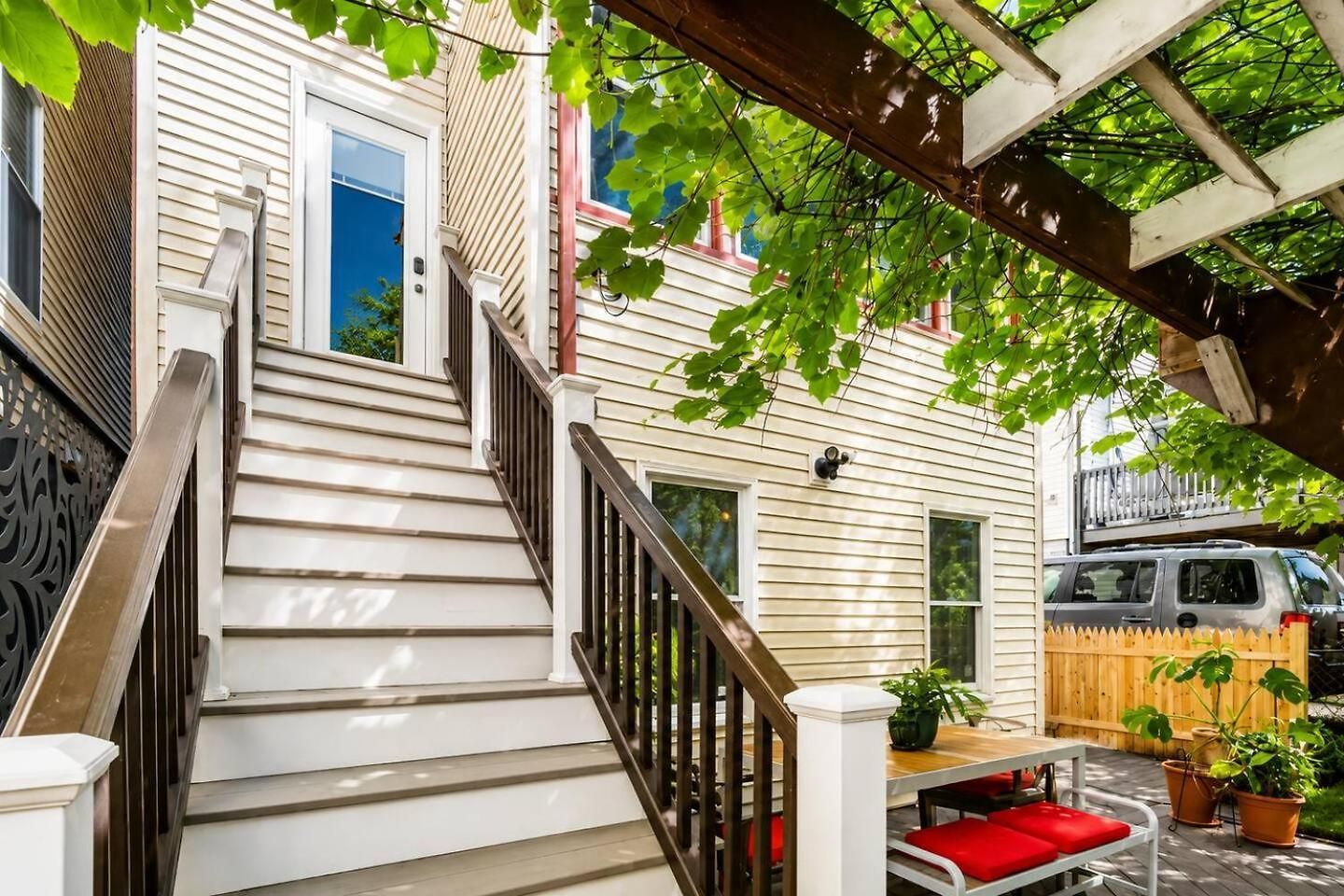 2 Full Kitchens, Near Airport, Yard & Fire Pit *