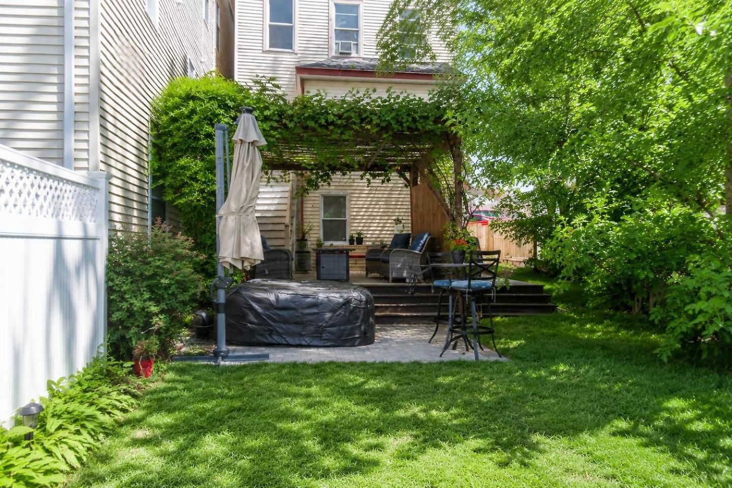 Holiday home 2 Full Kitchens, Near Airport, Yard & Fire Pit Boston