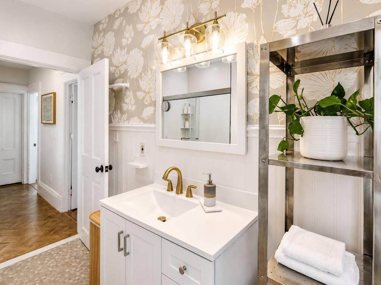 2 Full Kitchens, Near Airport, Yard & Fire Pit