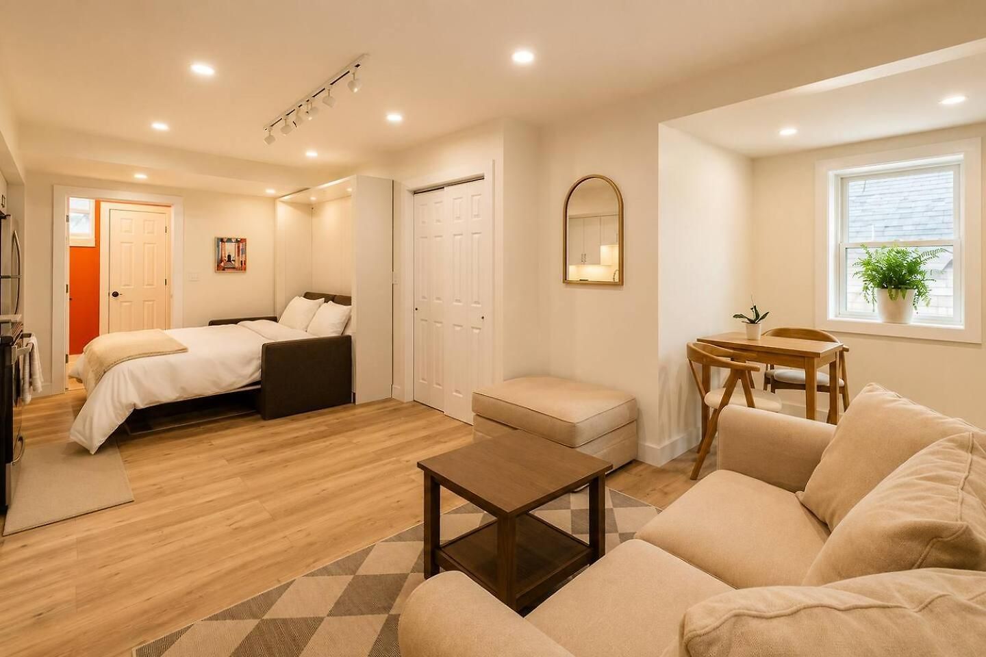 2 Full Kitchens, Near Airport, Yard & Fire Pit *