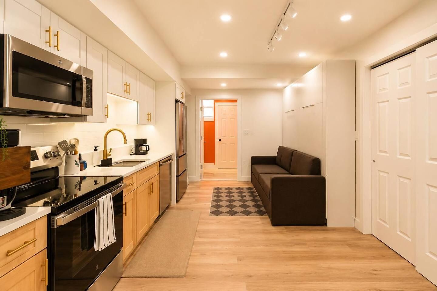 2 Full Kitchens, Near Airport, Yard & Fire Pit *