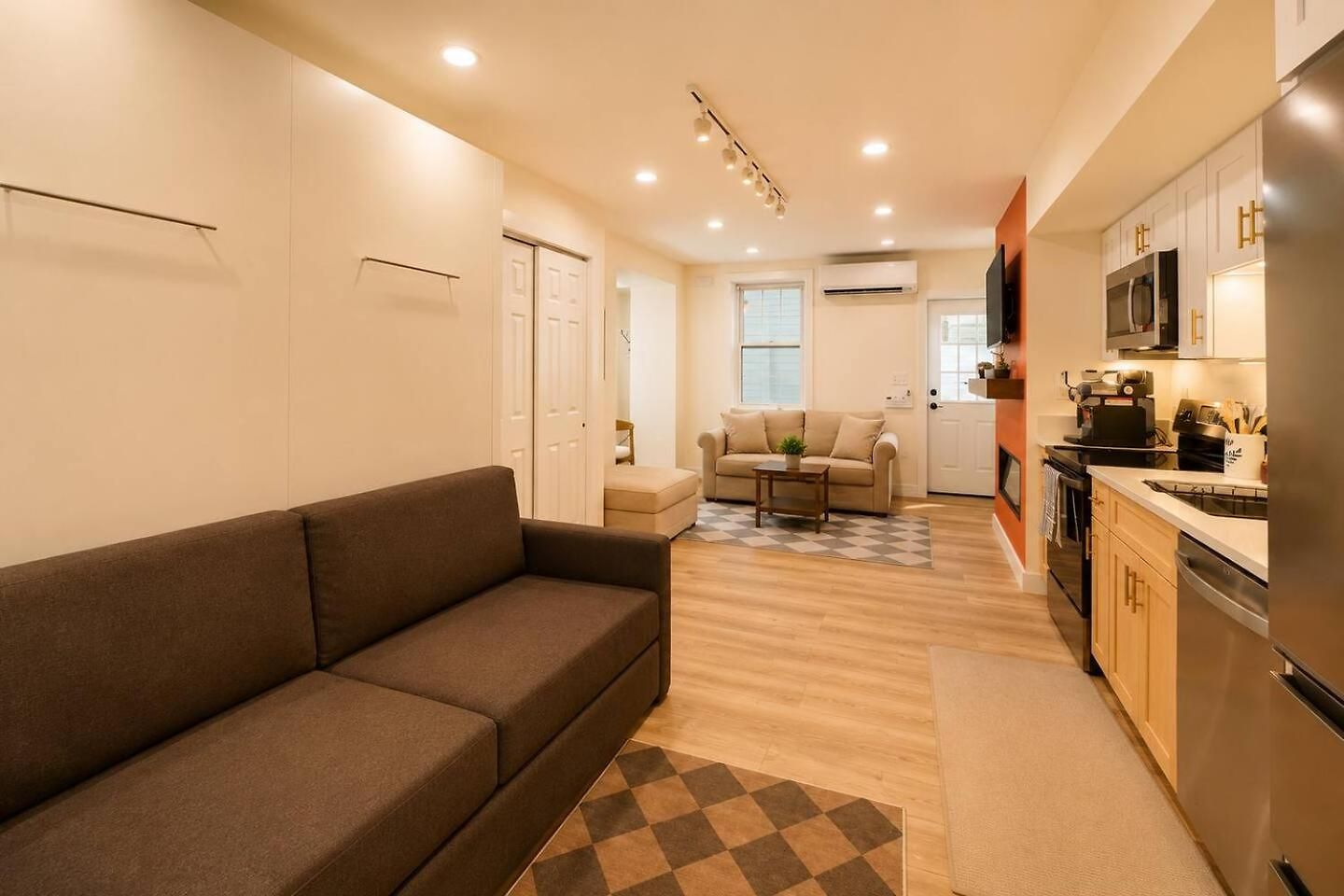 2 Full Kitchens, Near Airport, Yard & Fire Pit * Boston