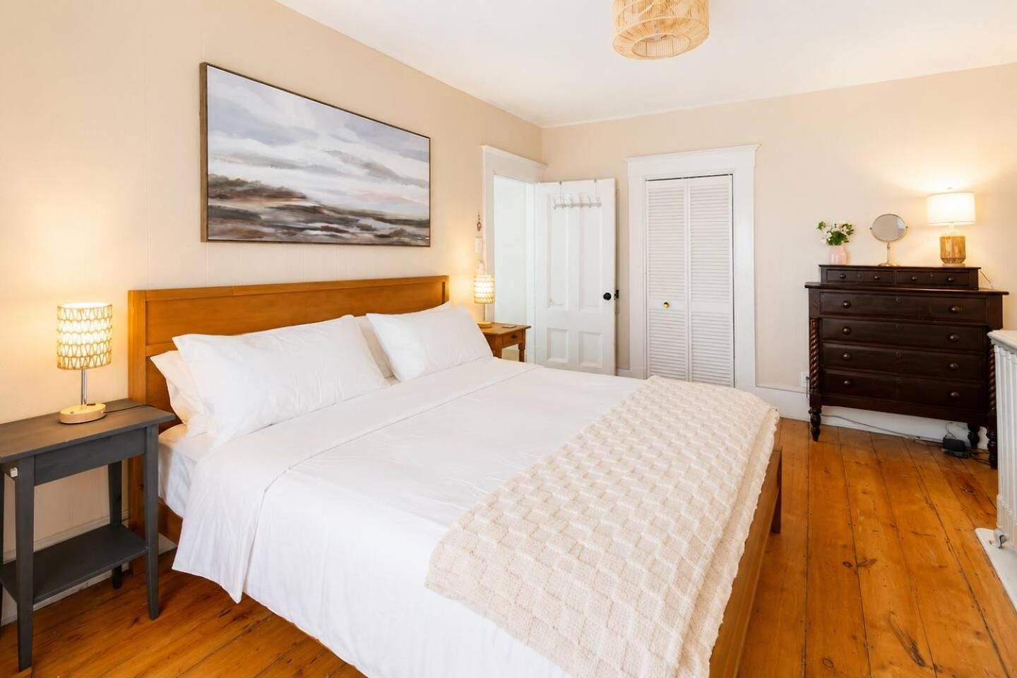 2 Full Kitchens, Near Airport, Yard & Fire Pit Holiday home