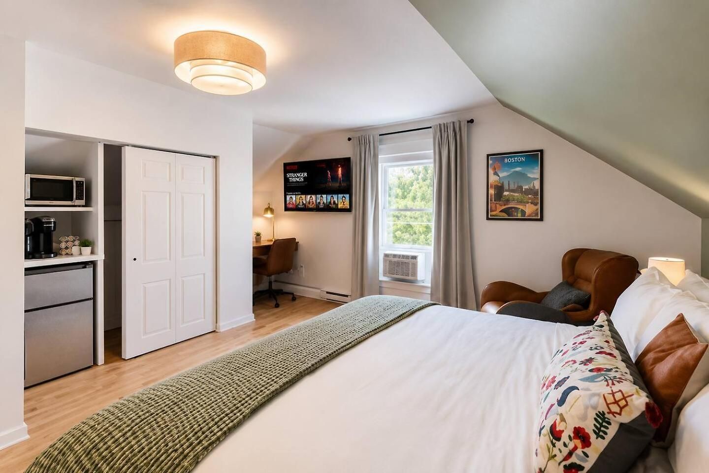 2 Full Kitchens, Near Airport, Yard & Fire Pit Holiday home