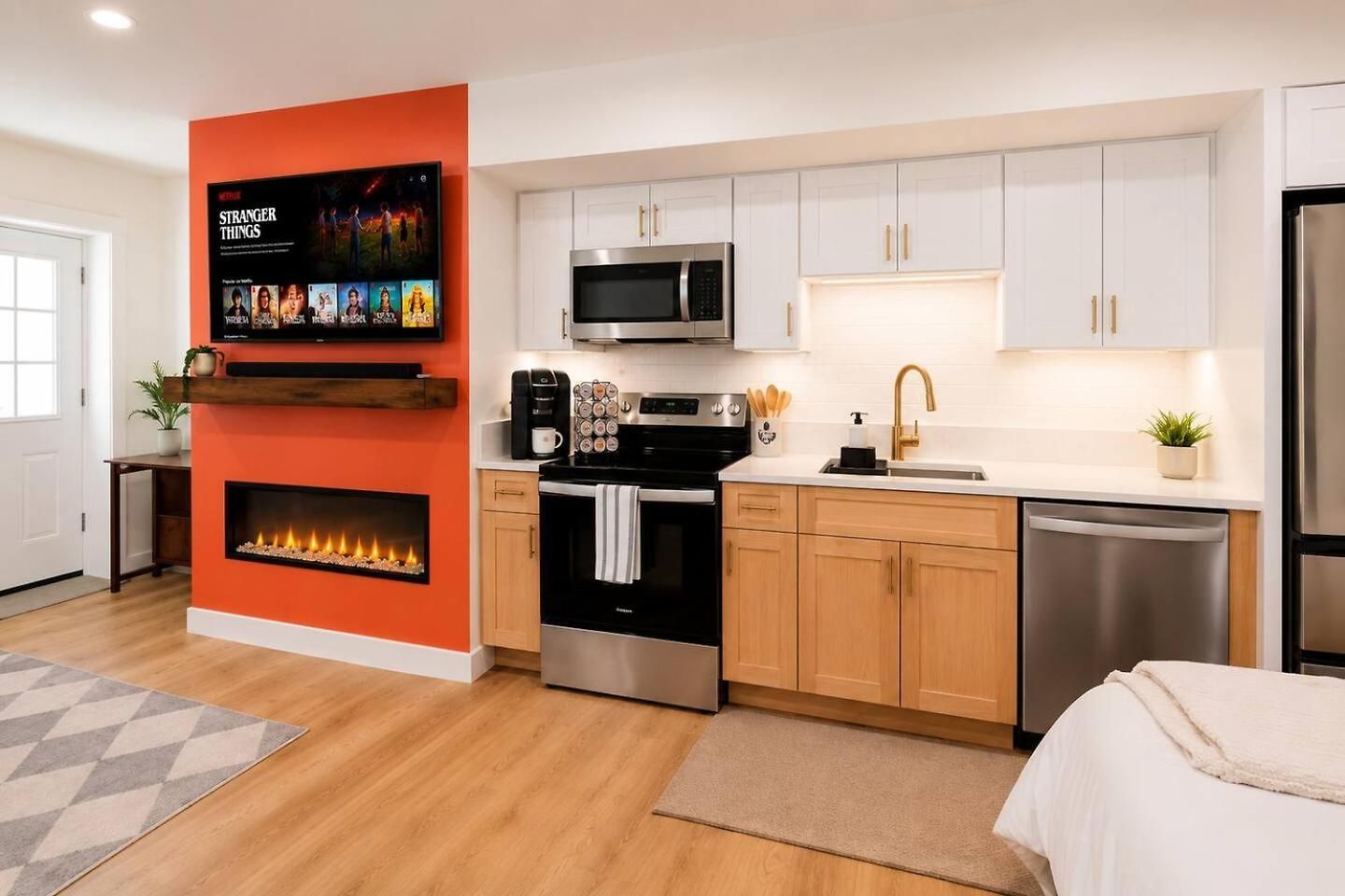 2 Full Kitchens, Near Airport, Yard & Fire Pit *
