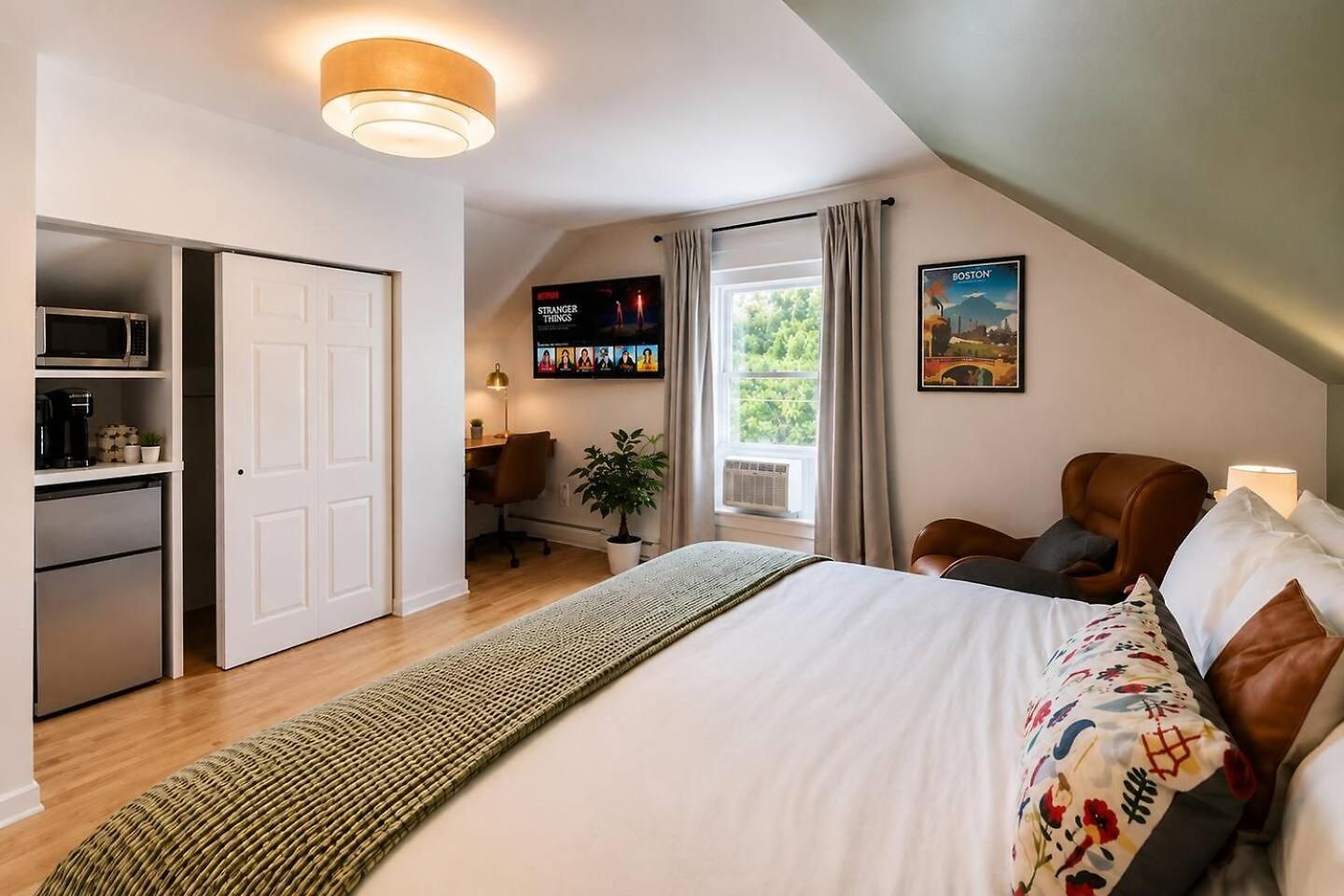 2 Full Kitchens, Near Airport, Yard & Fire Pit