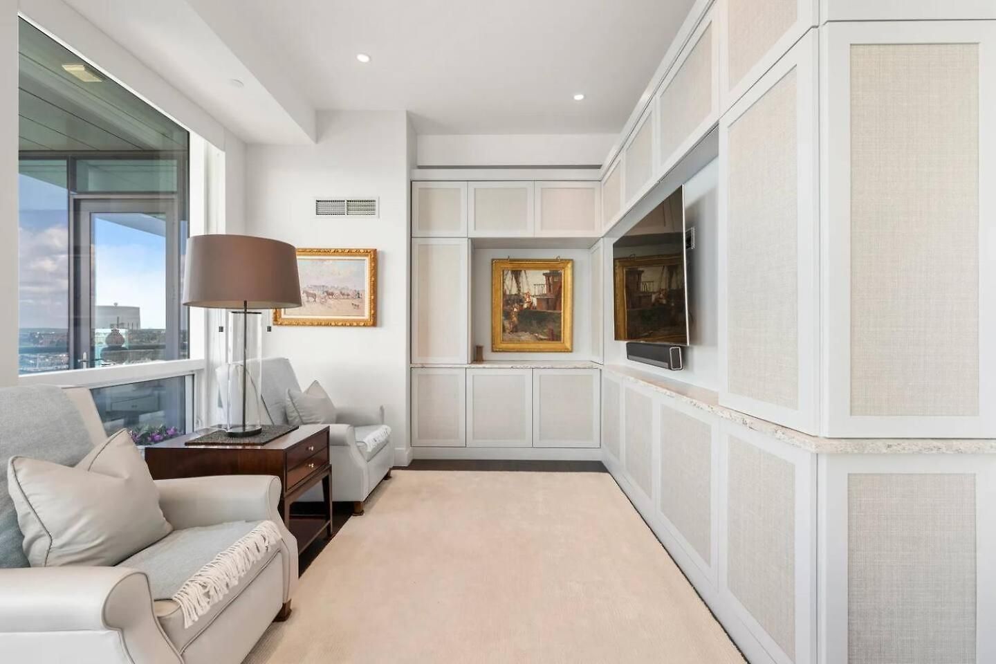Spacious Living View Apartment *