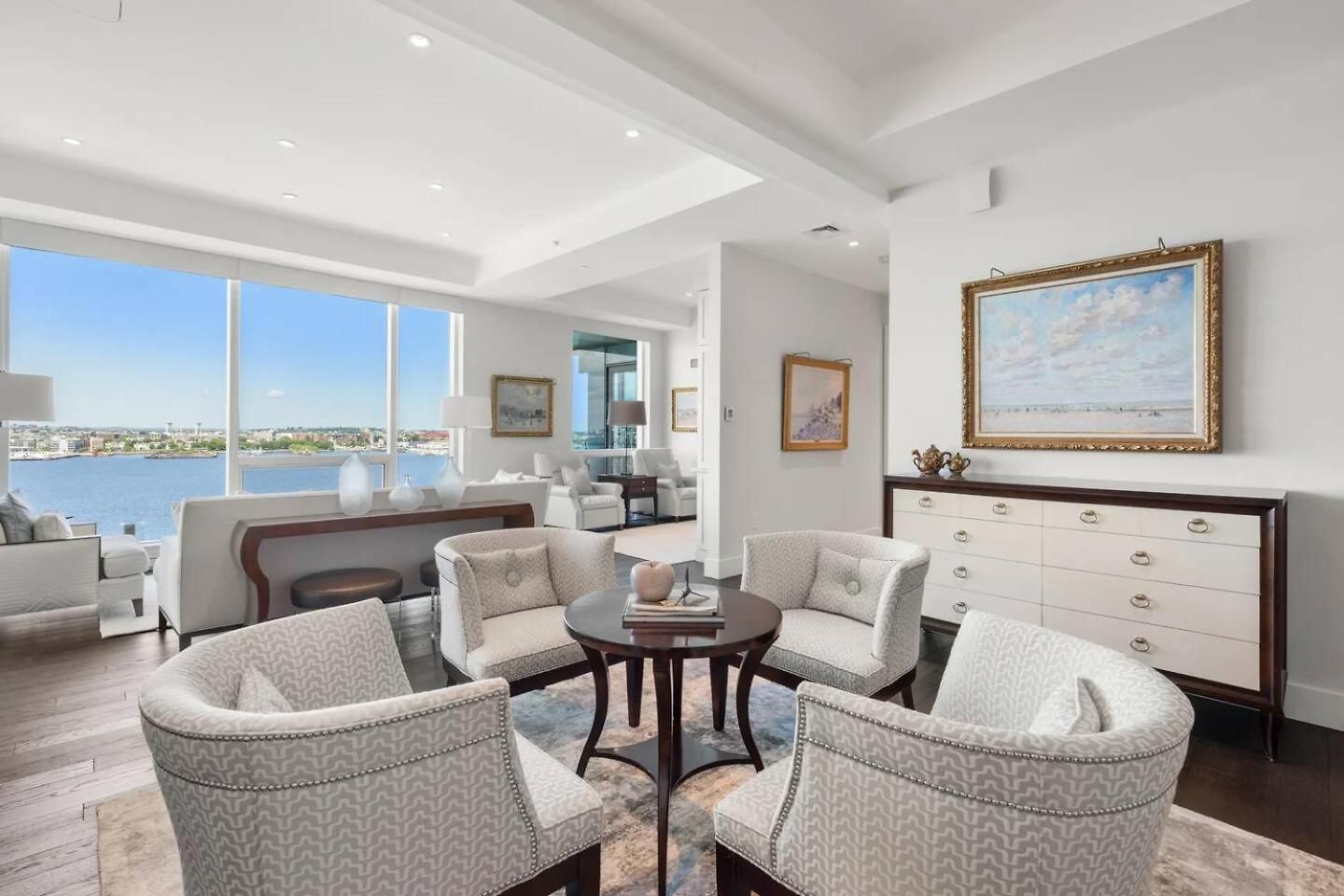 Spacious Living View Apartment