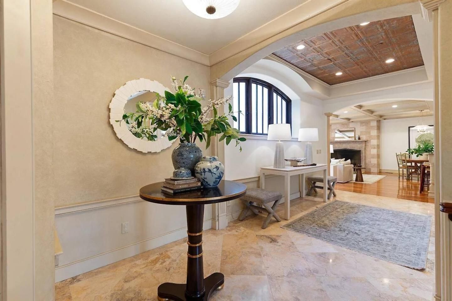 Flat Spacious And Living Apartment *
