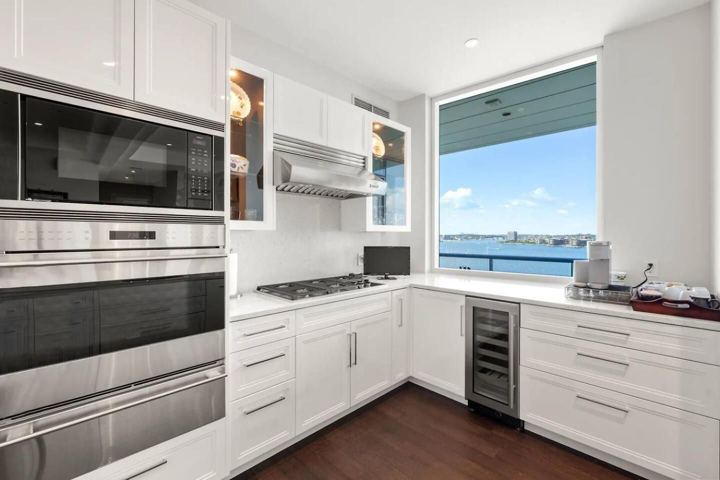 Spacious Living View Apartment *