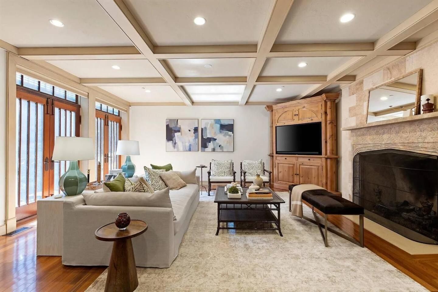 Flat Spacious And Living Apartment