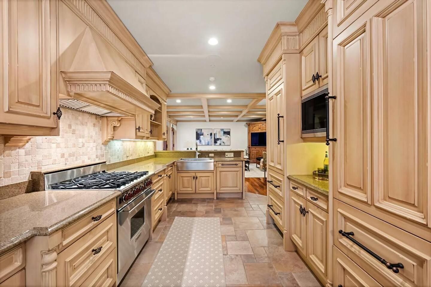Flat Spacious And Living