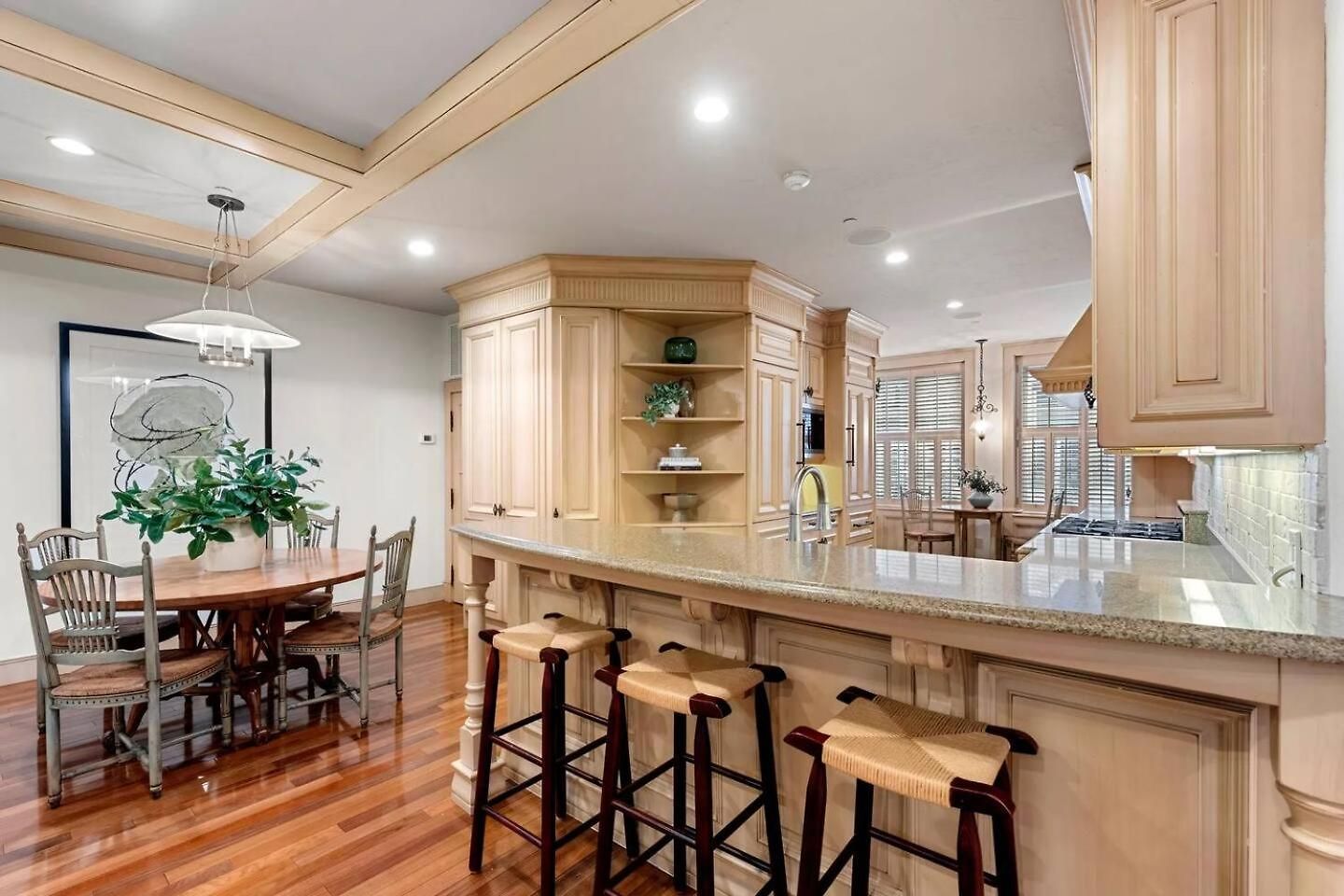 Flat Spacious And Living