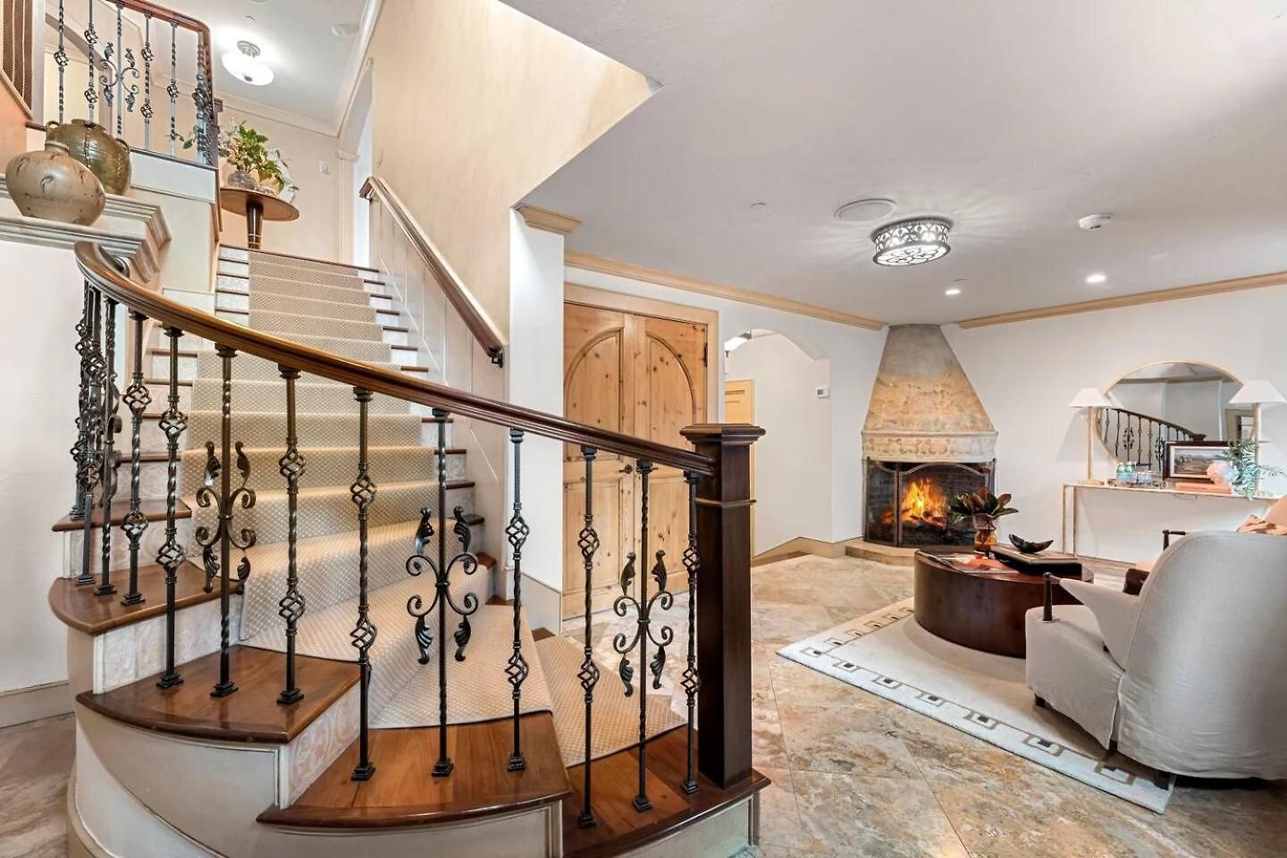 Flat Spacious And Living Apartment