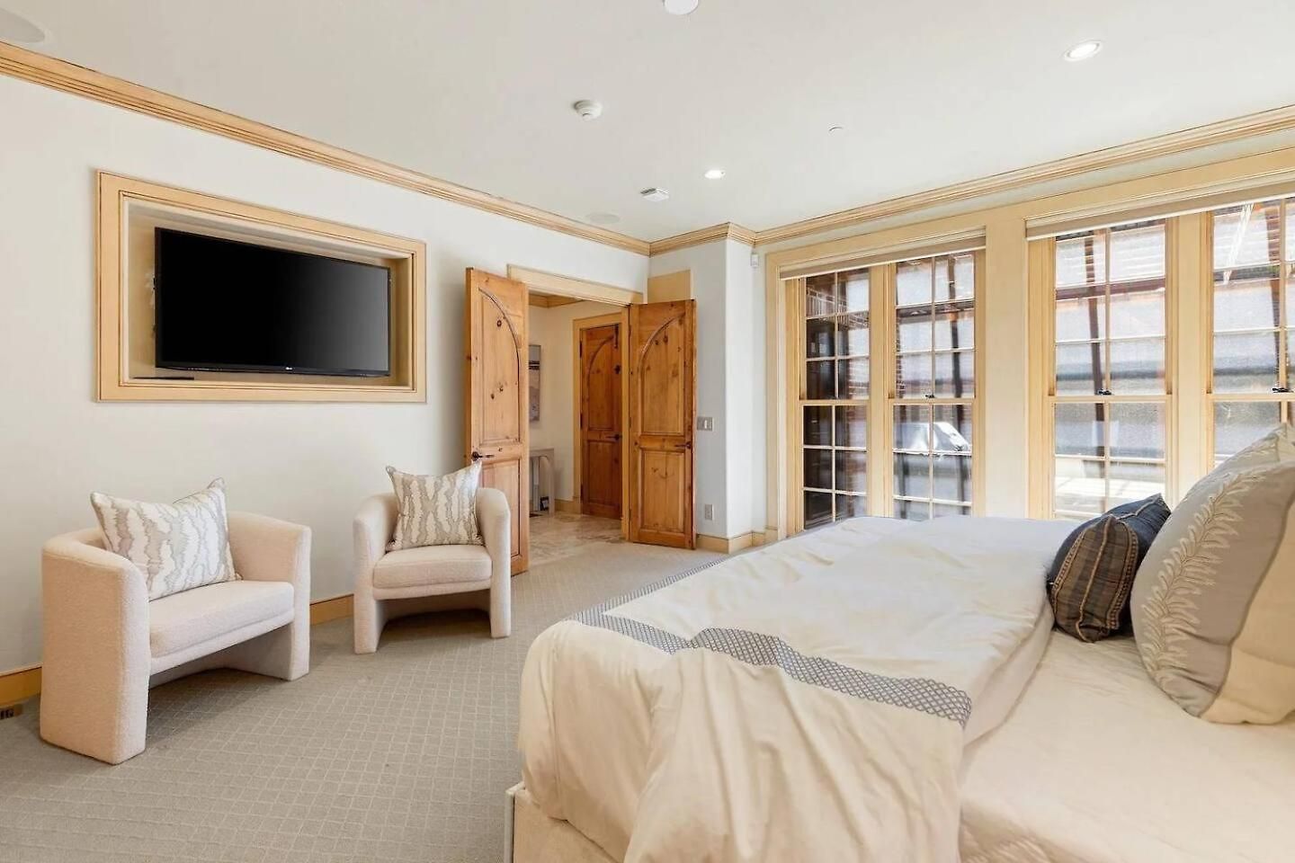 Flat Spacious And Living Apartment *