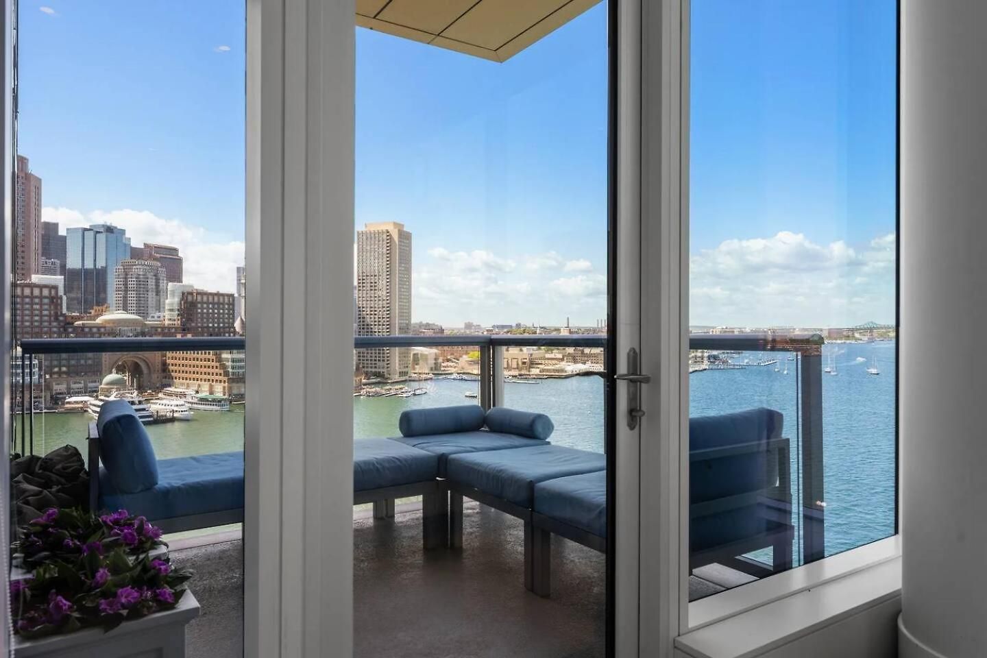 Apartment Spacious Living View Boston