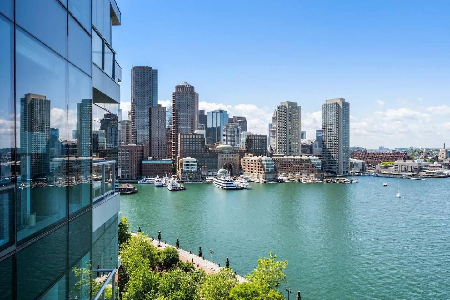 Spacious Living View * Boston