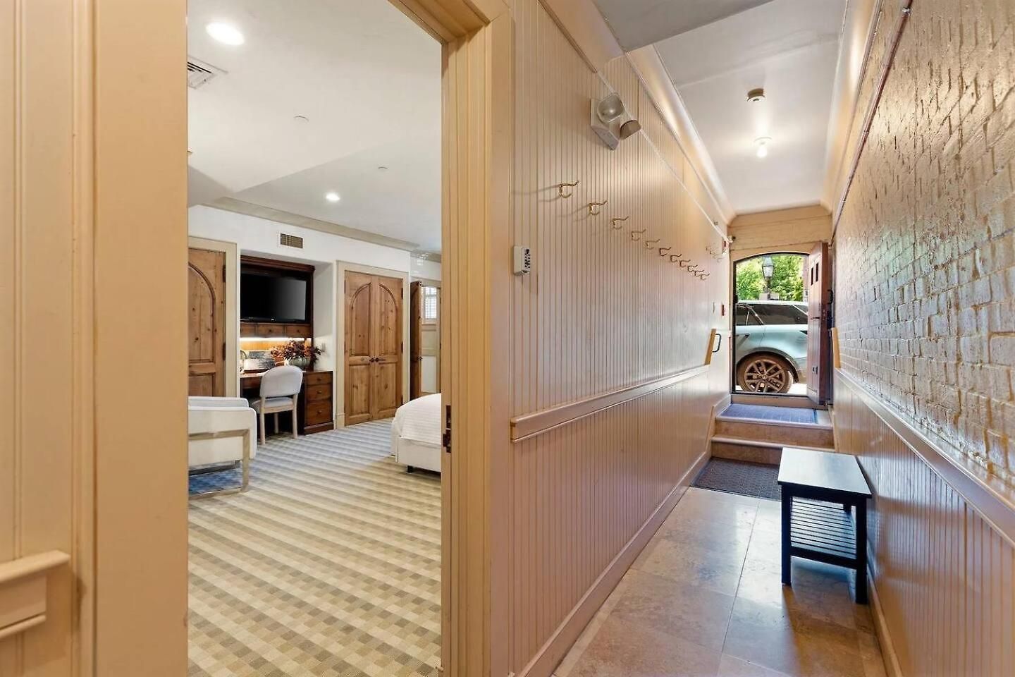 Flat Spacious And Living Apartment