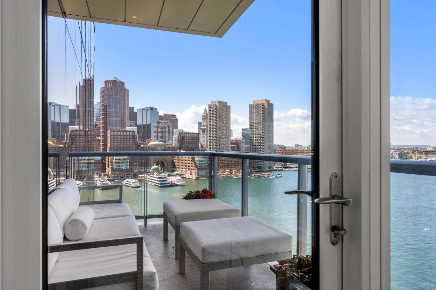 Apartment Spacious Living View *