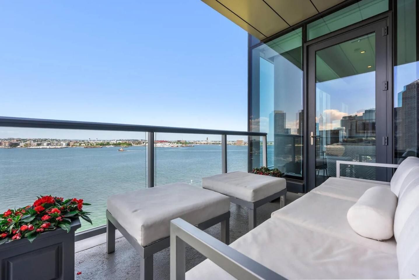 Spacious Living View Apartment Boston