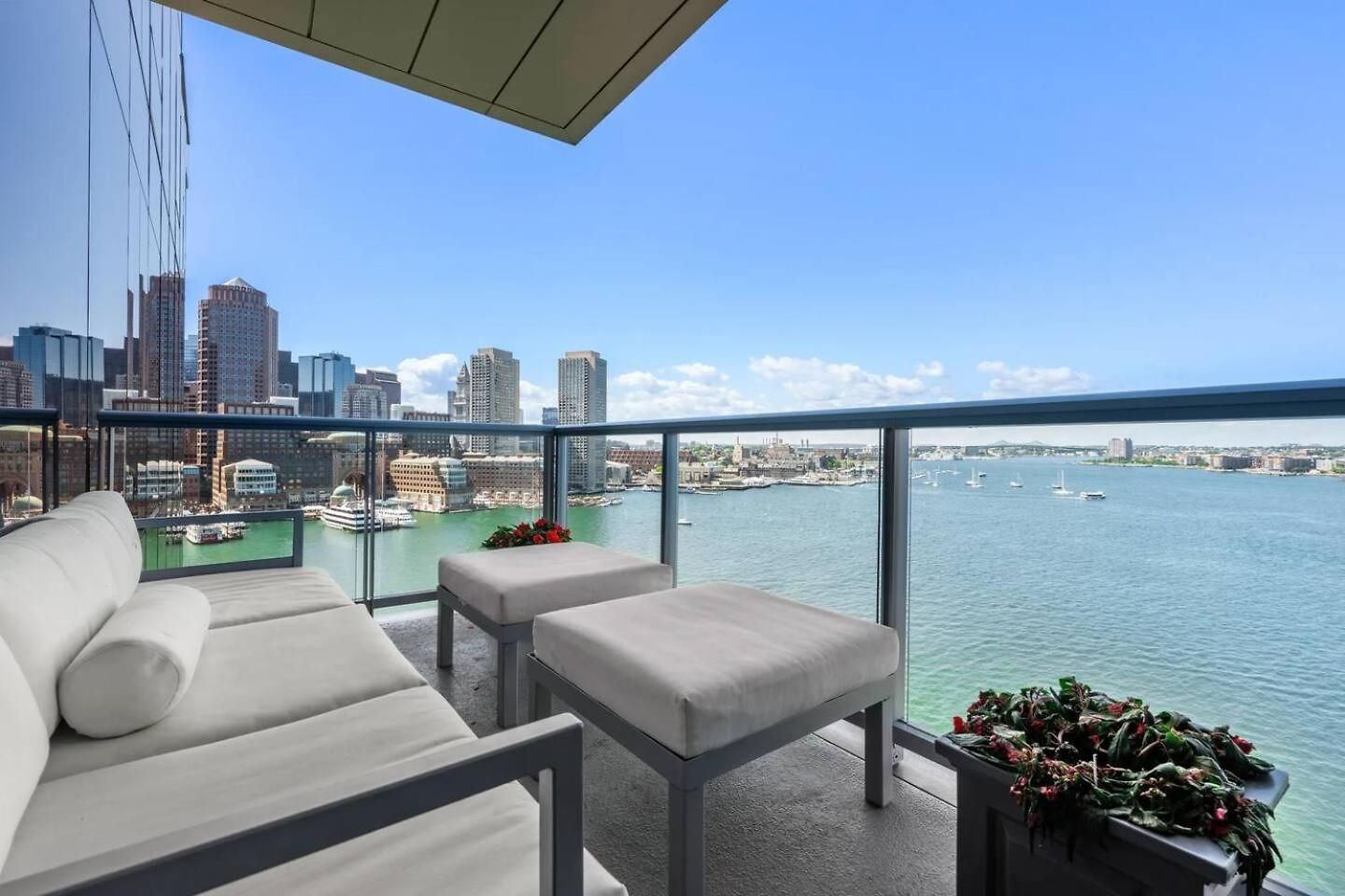 Spacious Living View Apartment