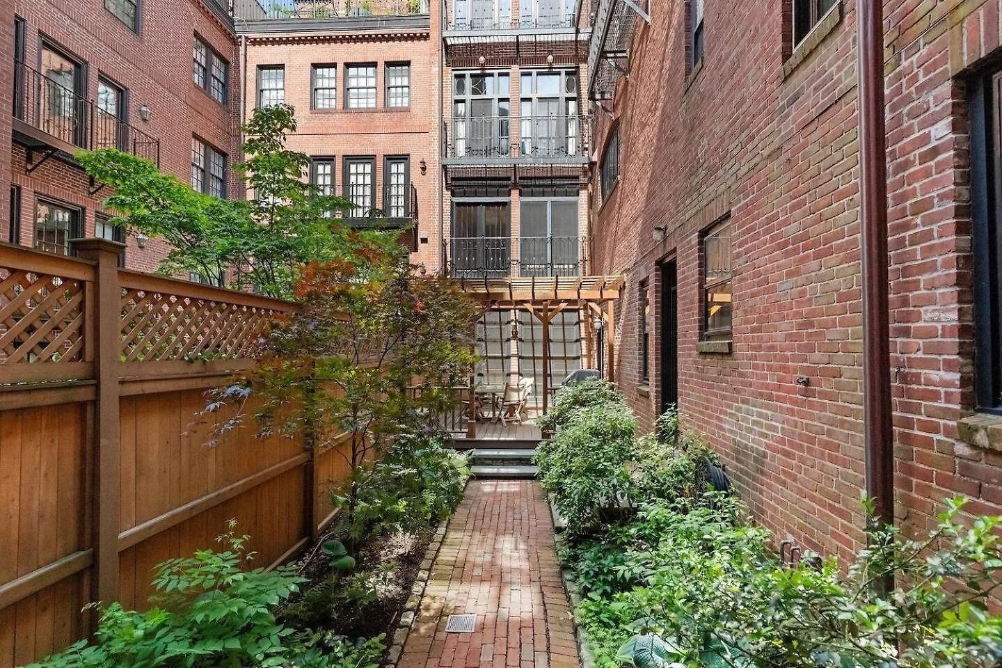 Flat Spacious And Living