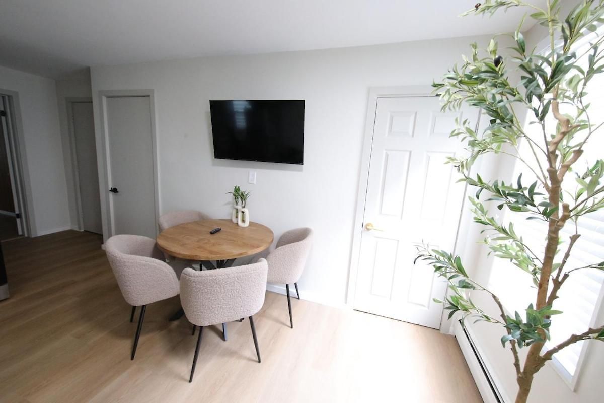 Modern In E - Walk To Airport Apartment *