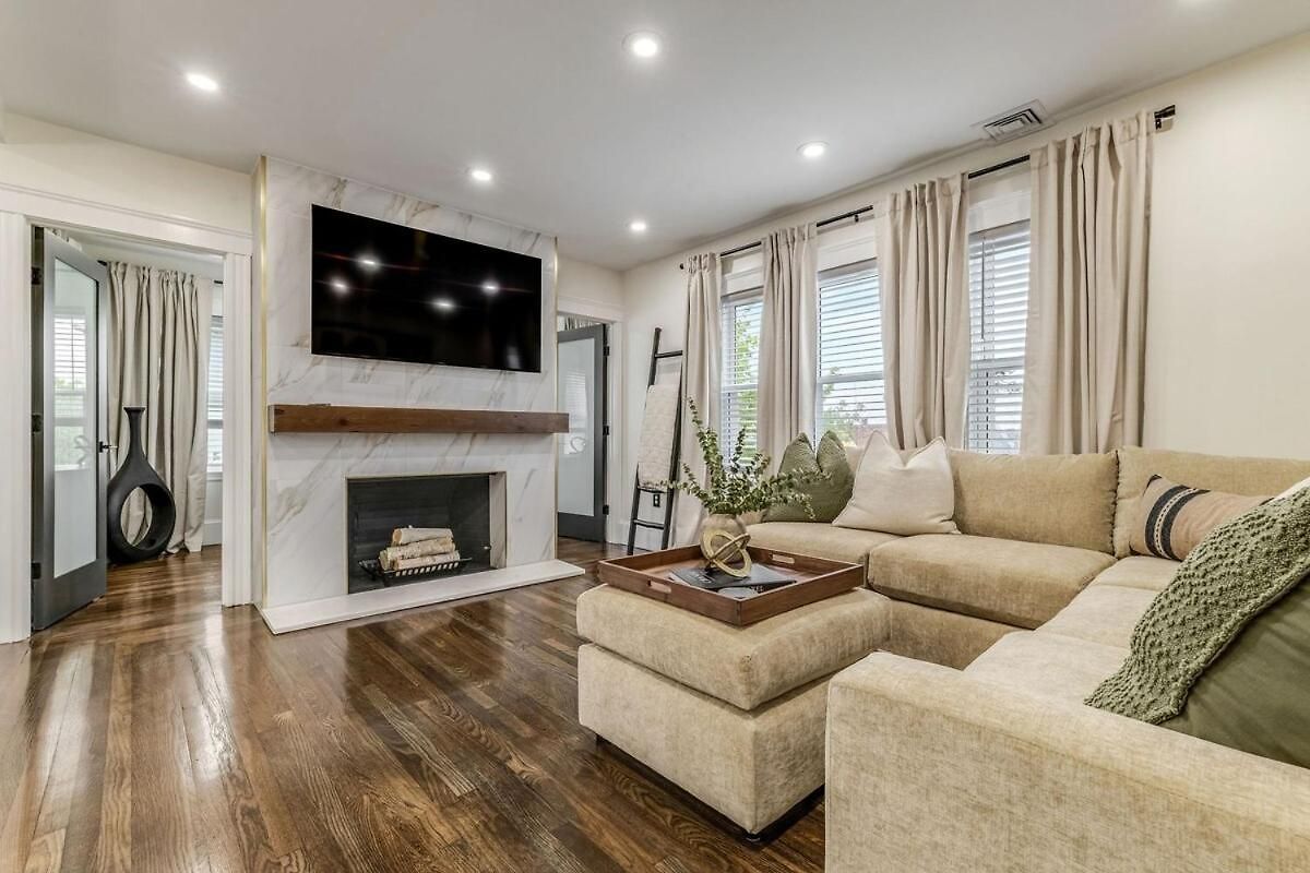 Luxury Designer 3br - Office - Sunroom - Garage - Apartment