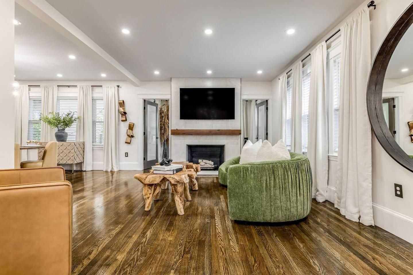Luxury Designer 2br With Sunroom Apartment