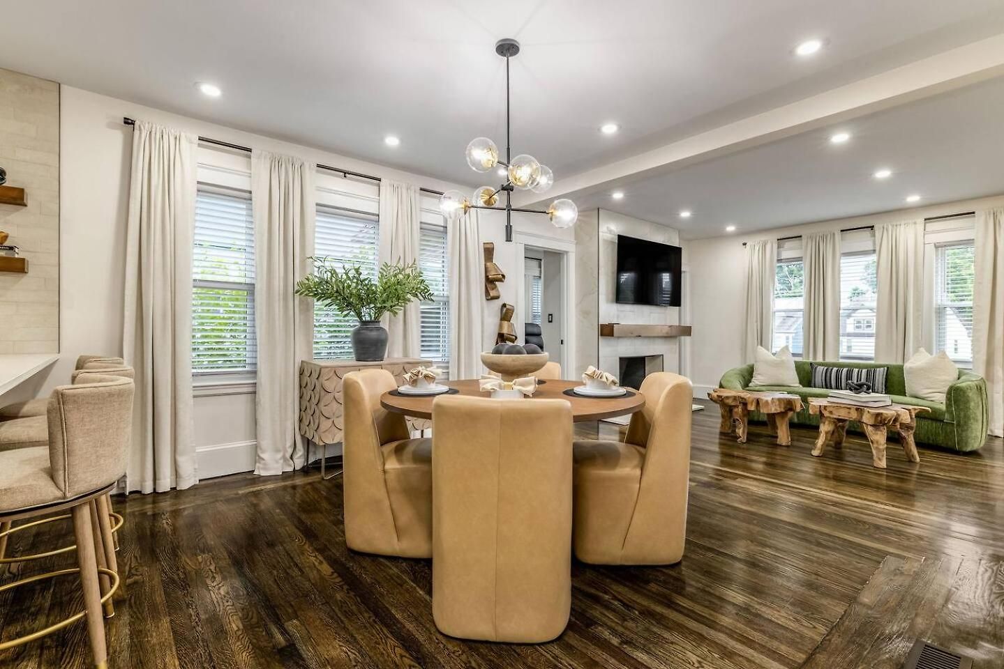 Luxury Designer 2br With Sunroom Apartment