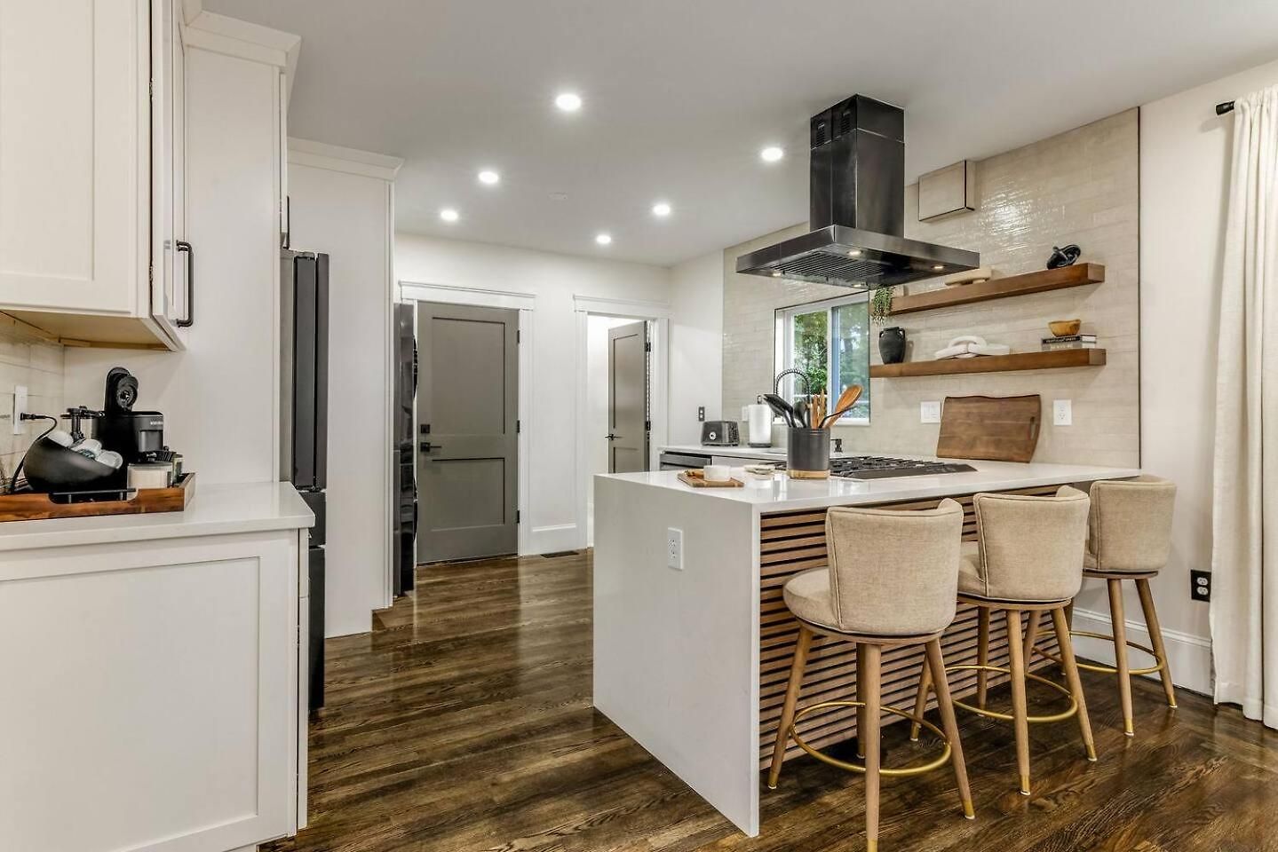 Luxury Designer 2br With Sunroom Apartment *