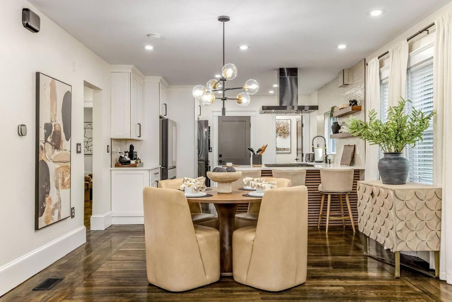 Luxury Designer 2br With Sunroom Apartment *