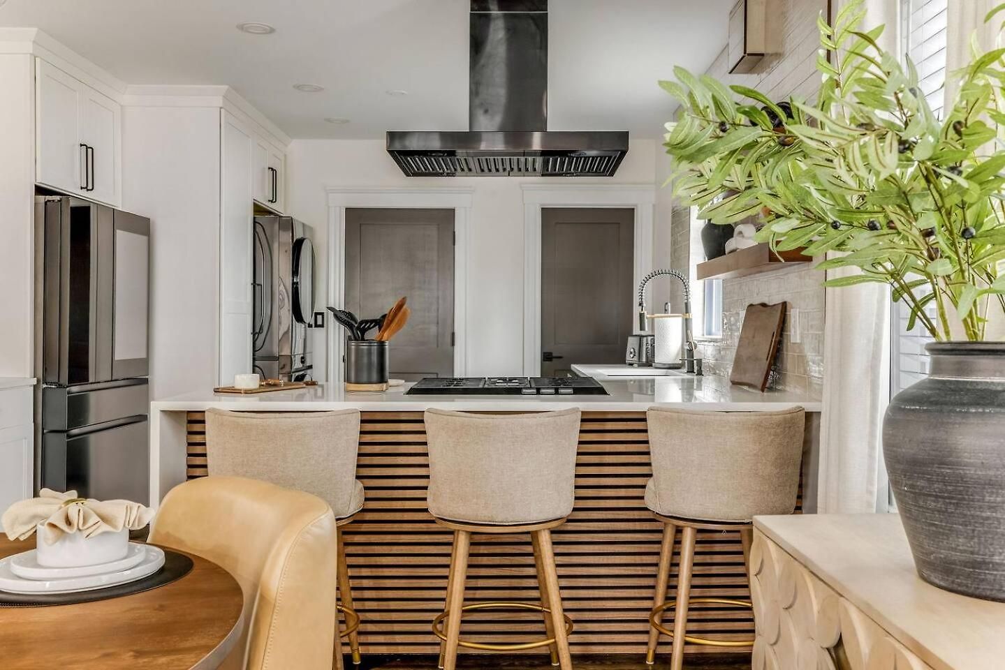 Luxury Designer 2br With Sunroom Apartment *