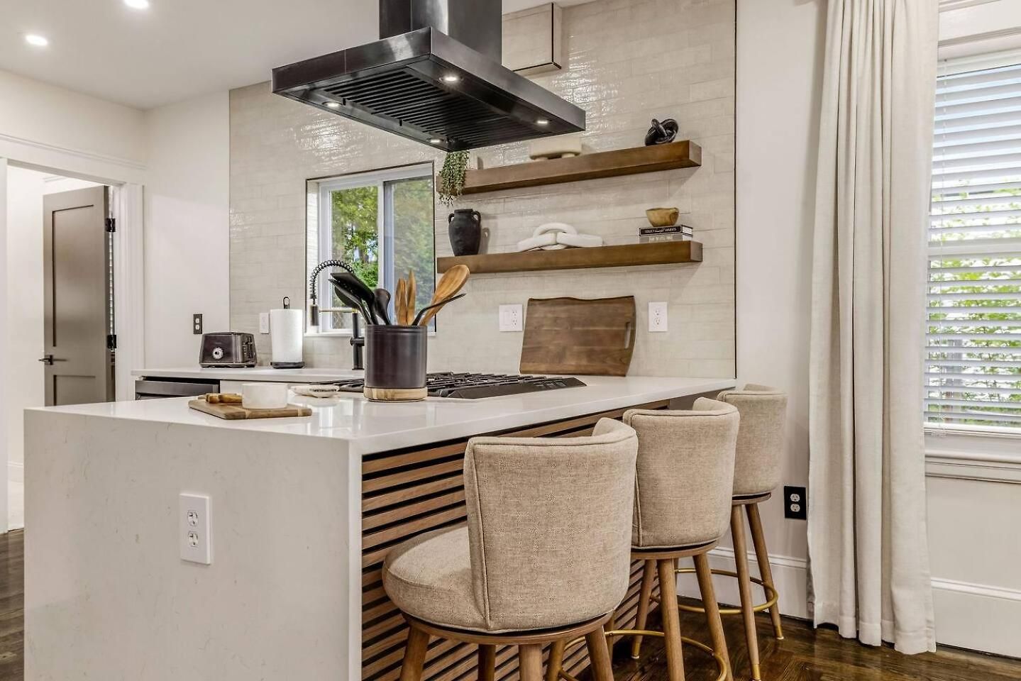 Luxury Designer 2br With Sunroom Apartment *