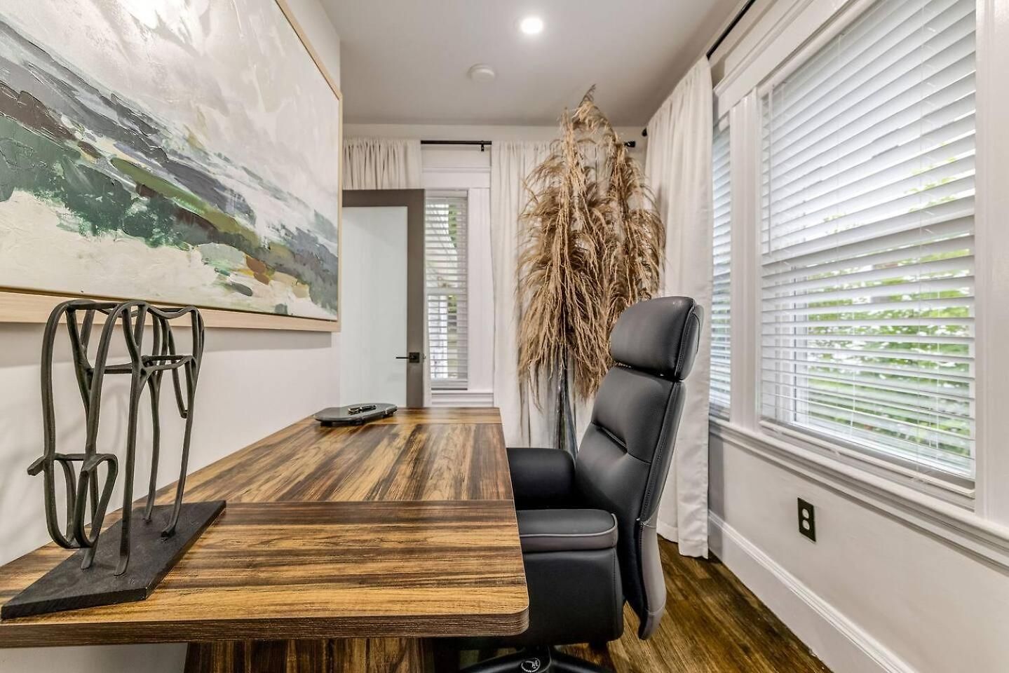 Luxury Designer 2br With Sunroom Apartment