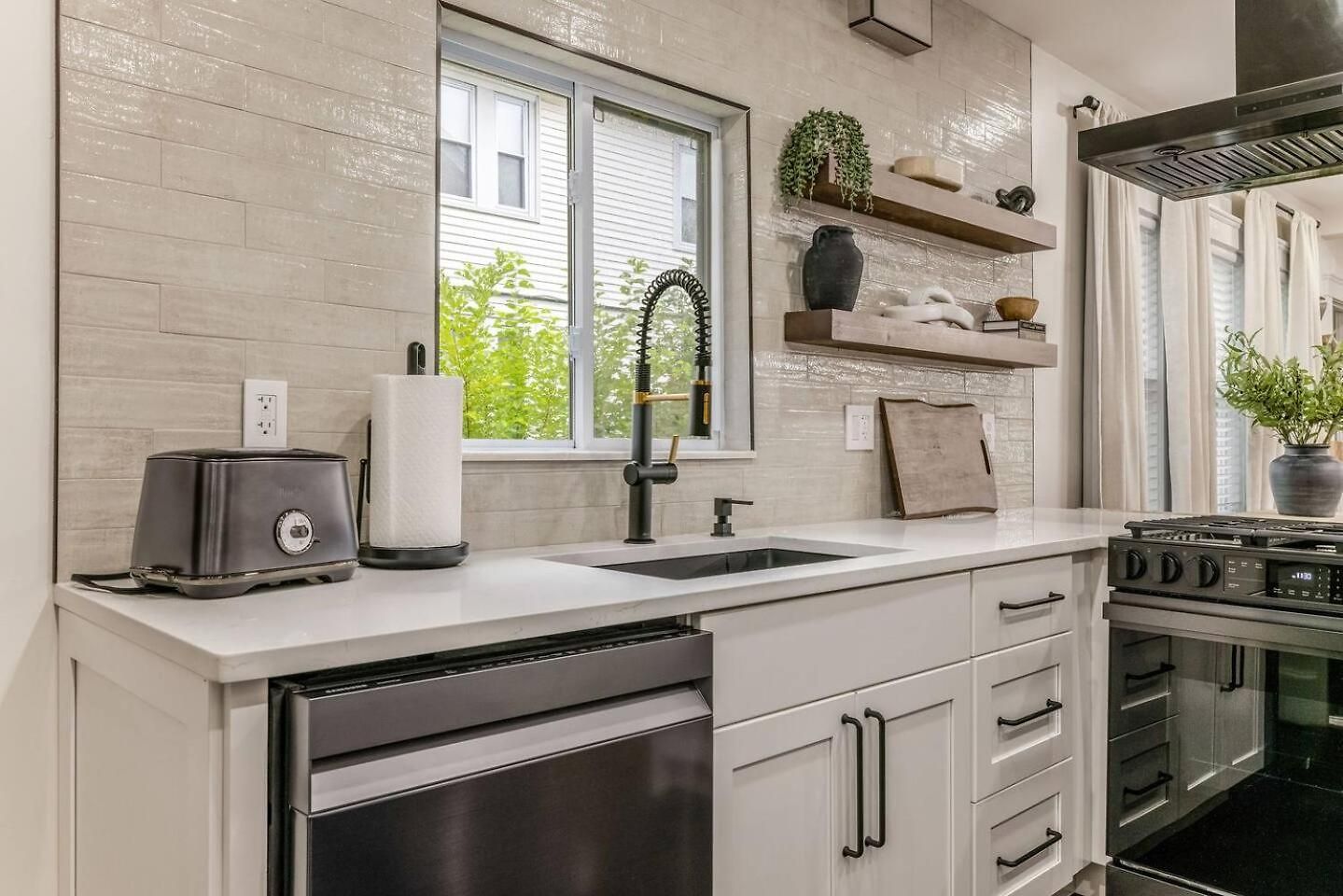 Luxury Designer 2br With Sunroom Apartment