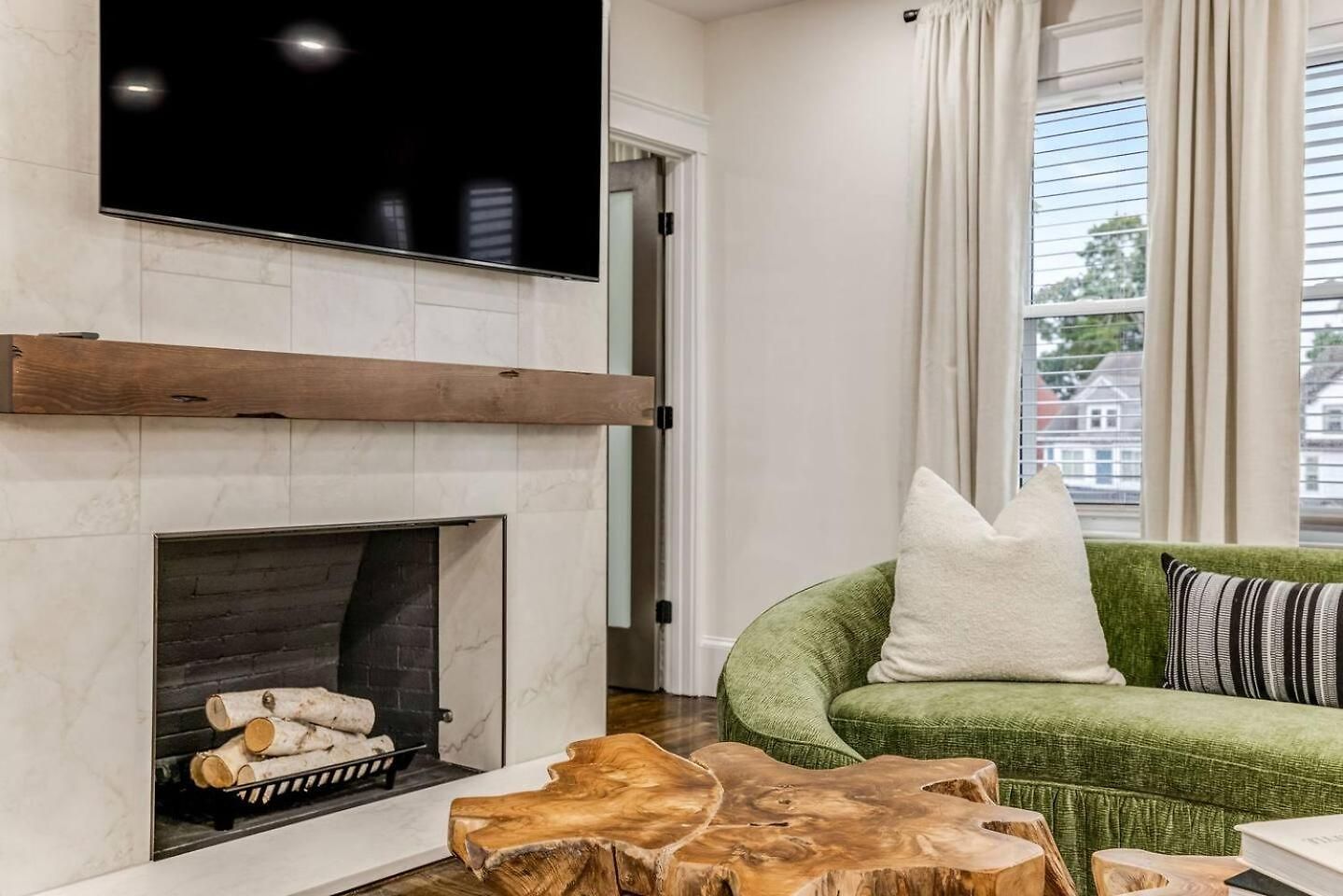 Luxury Designer 2br With Sunroom Apartment