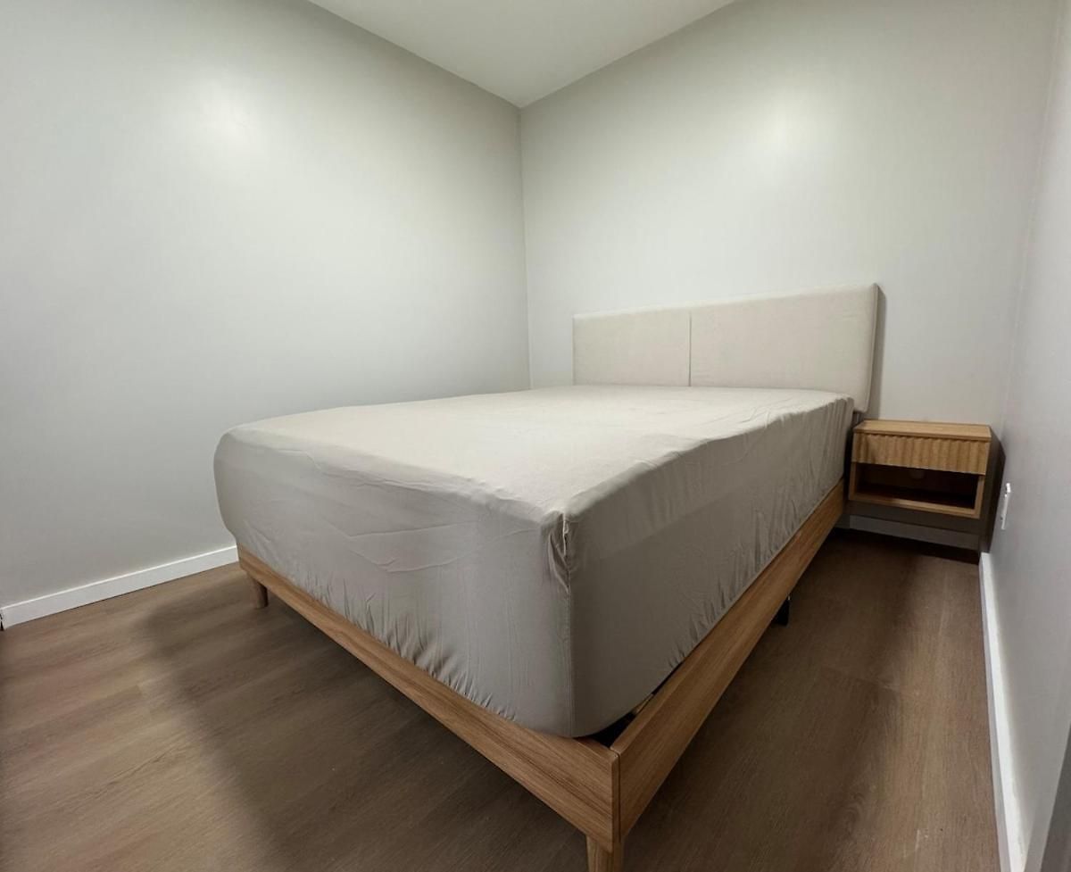 Modern In E - Walk To Airport Apartment *