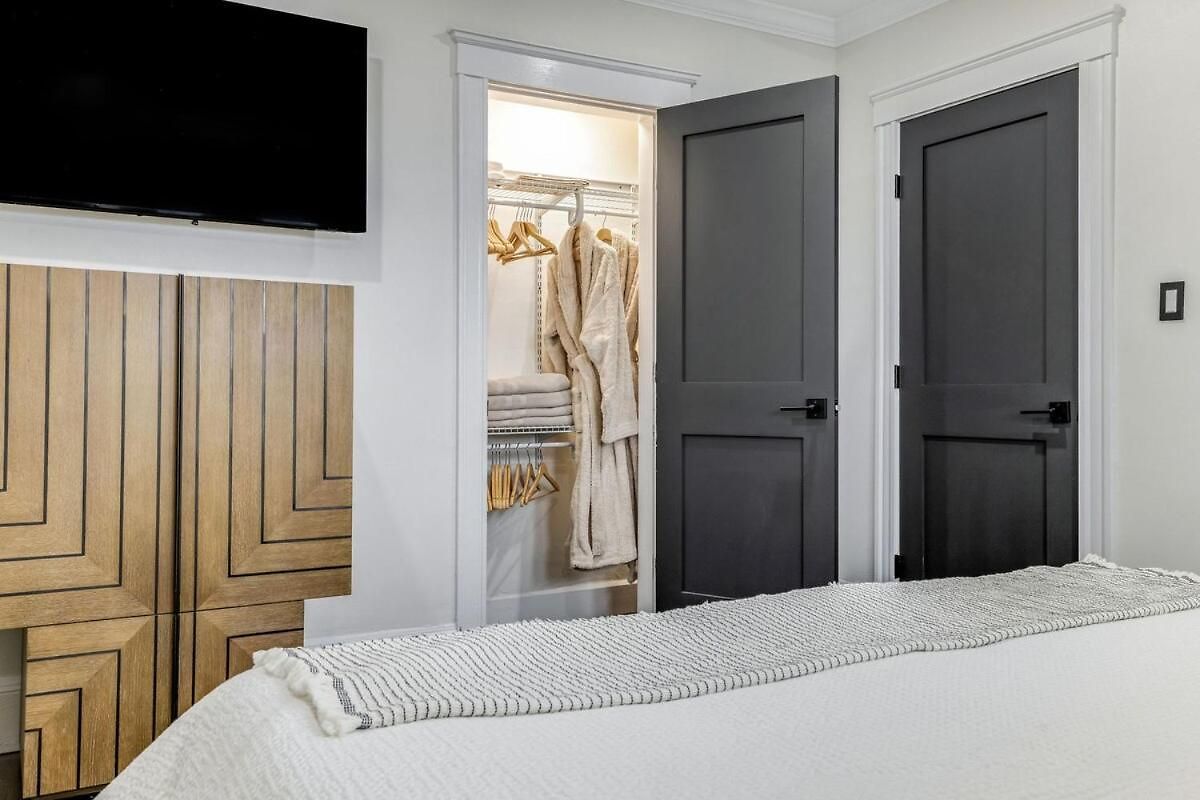 Apartment Luxury Designer 3br - Office - Sunroom - Garage - *