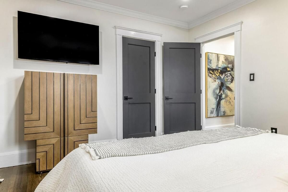Luxury Designer 3br - Office - Sunroom - Garage - Apartment Boston