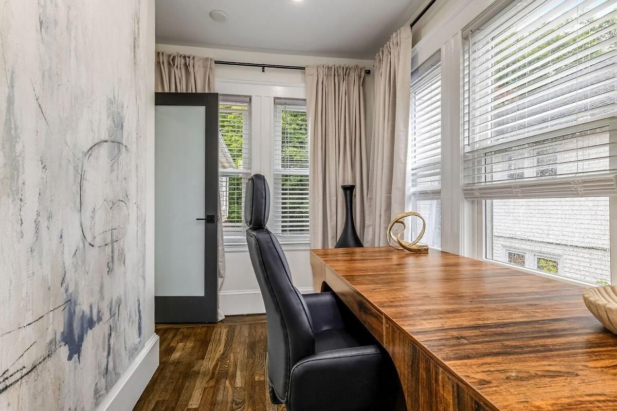 Luxury Designer 3br - Office - Sunroom - Garage - Apartment