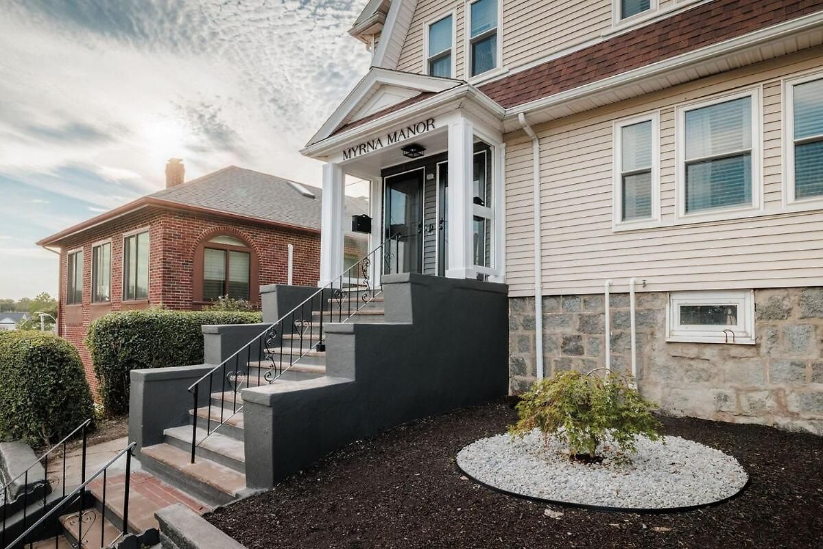 Luxury Designer 3br - Office - Sunroom - Garage - Apartment