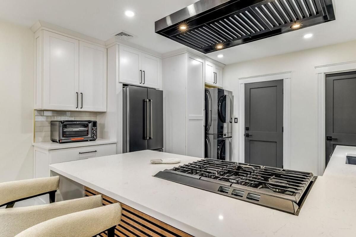 Luxury Designer 3br - Office - Sunroom - Garage - Apartment Boston