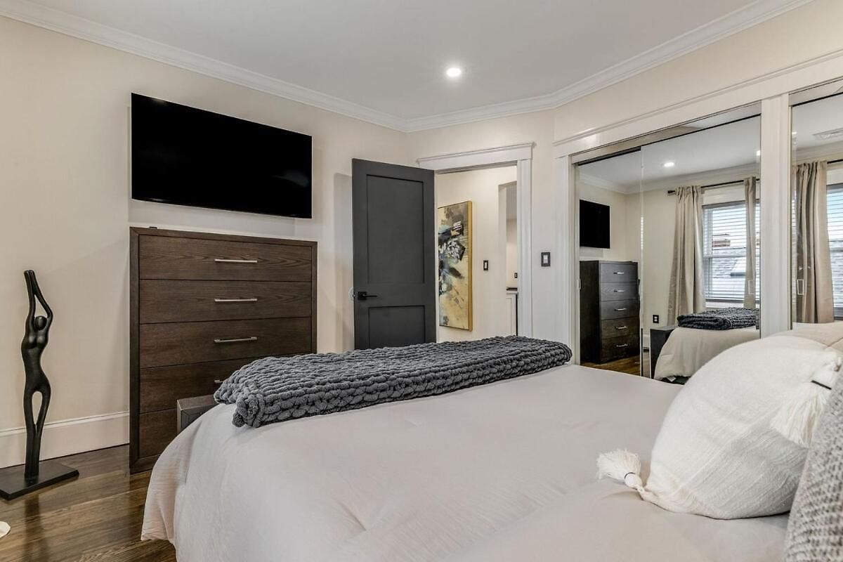Apartment Luxury Designer 3br - Office - Sunroom - Garage - *