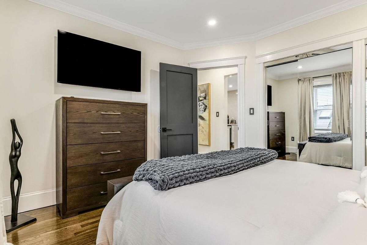 Luxury Designer 3br - Office - Sunroom - Garage - Boston