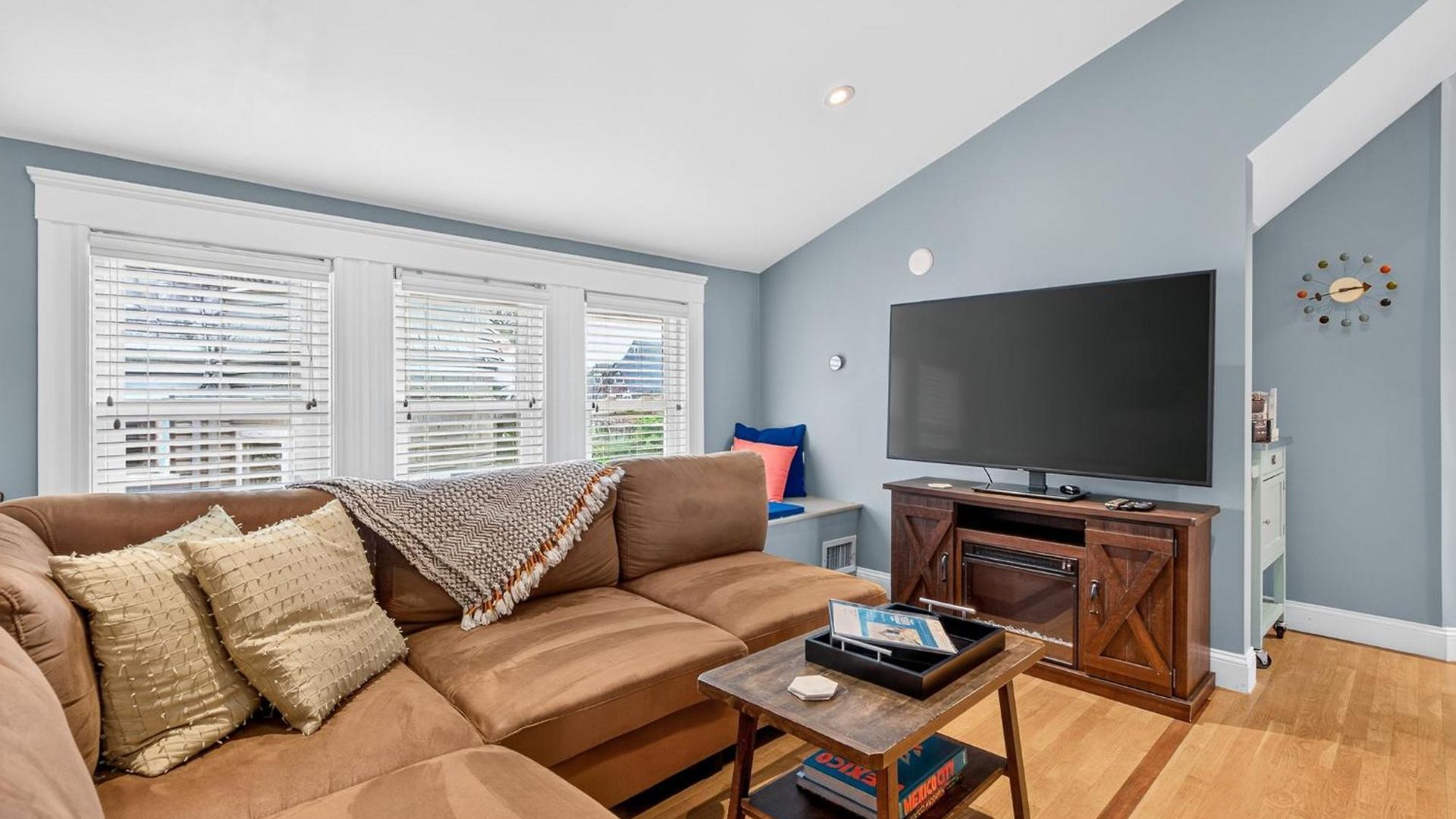 Top-floor, 2-bedroom Balcony Near Red Line Boston