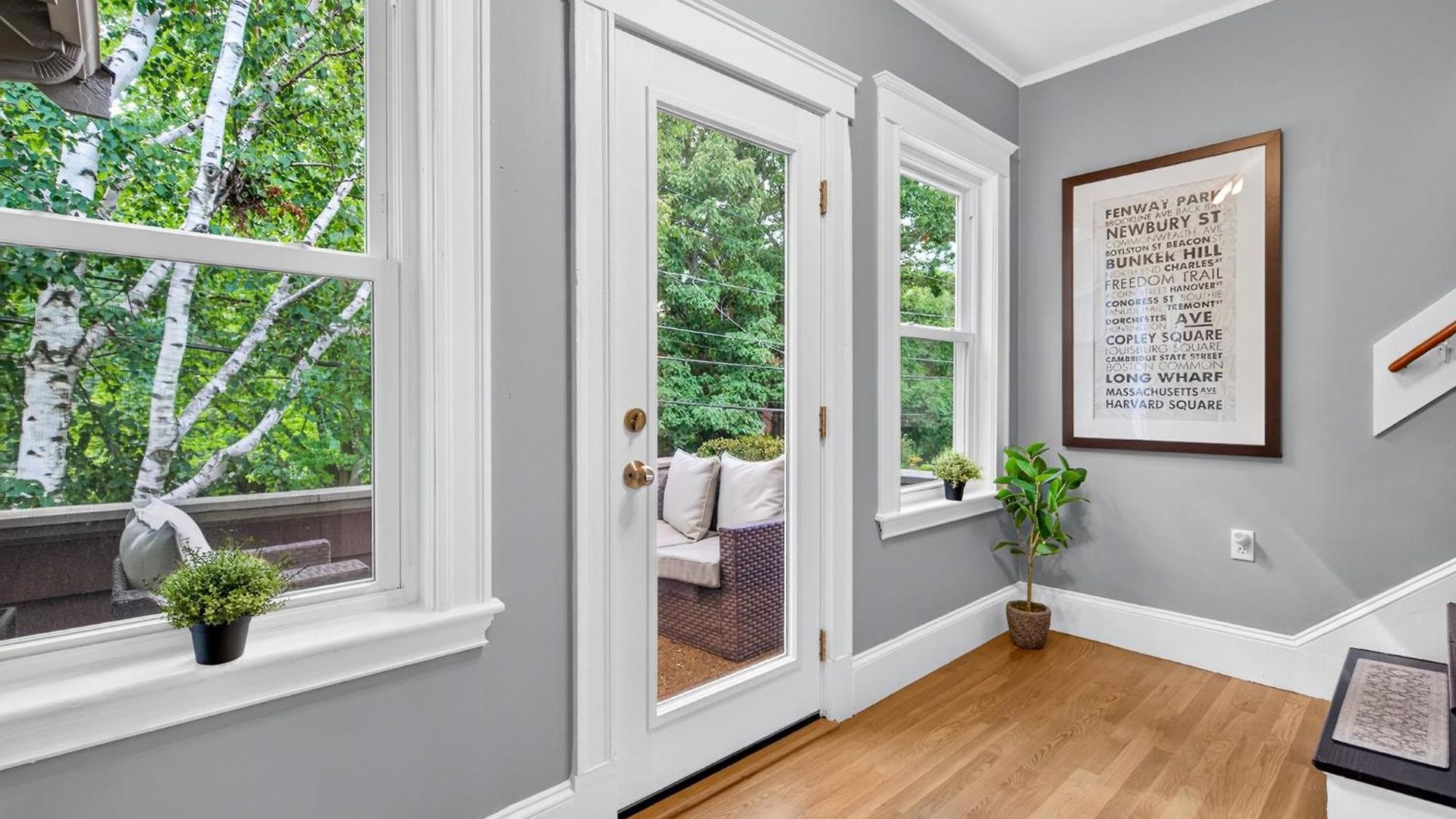 Apartment Top-floor, 2-bedroom Balcony Near Red Line