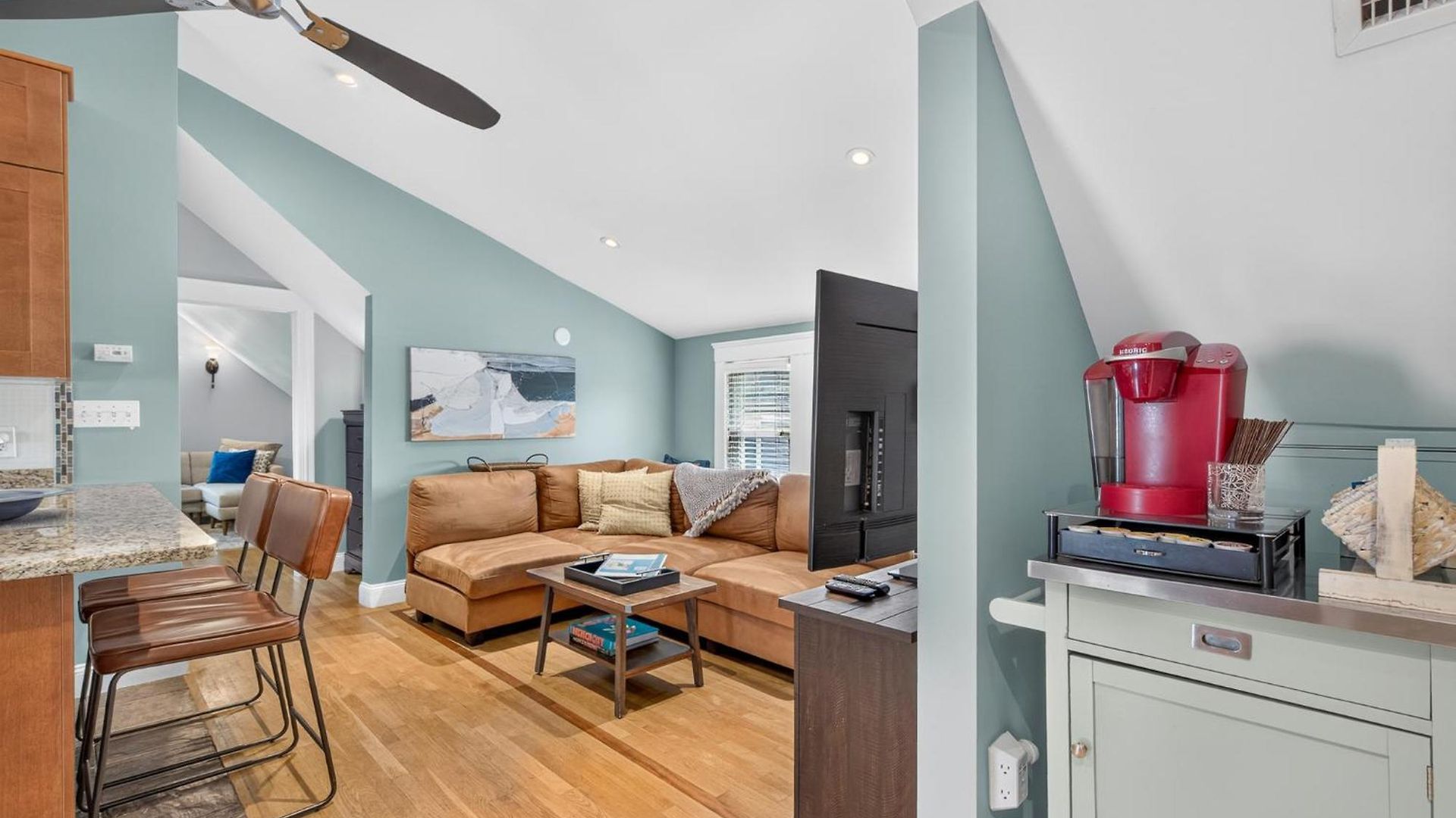 Apartment Top-floor, 2-bedroom Balcony Near Red Line *