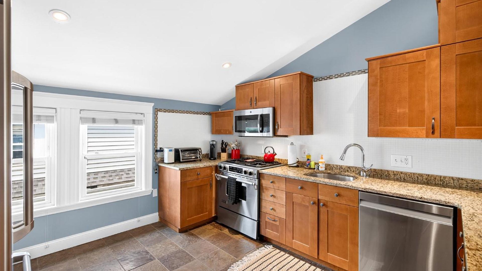 Apartment Top-floor, 2-bedroom Balcony Near Red Line Boston