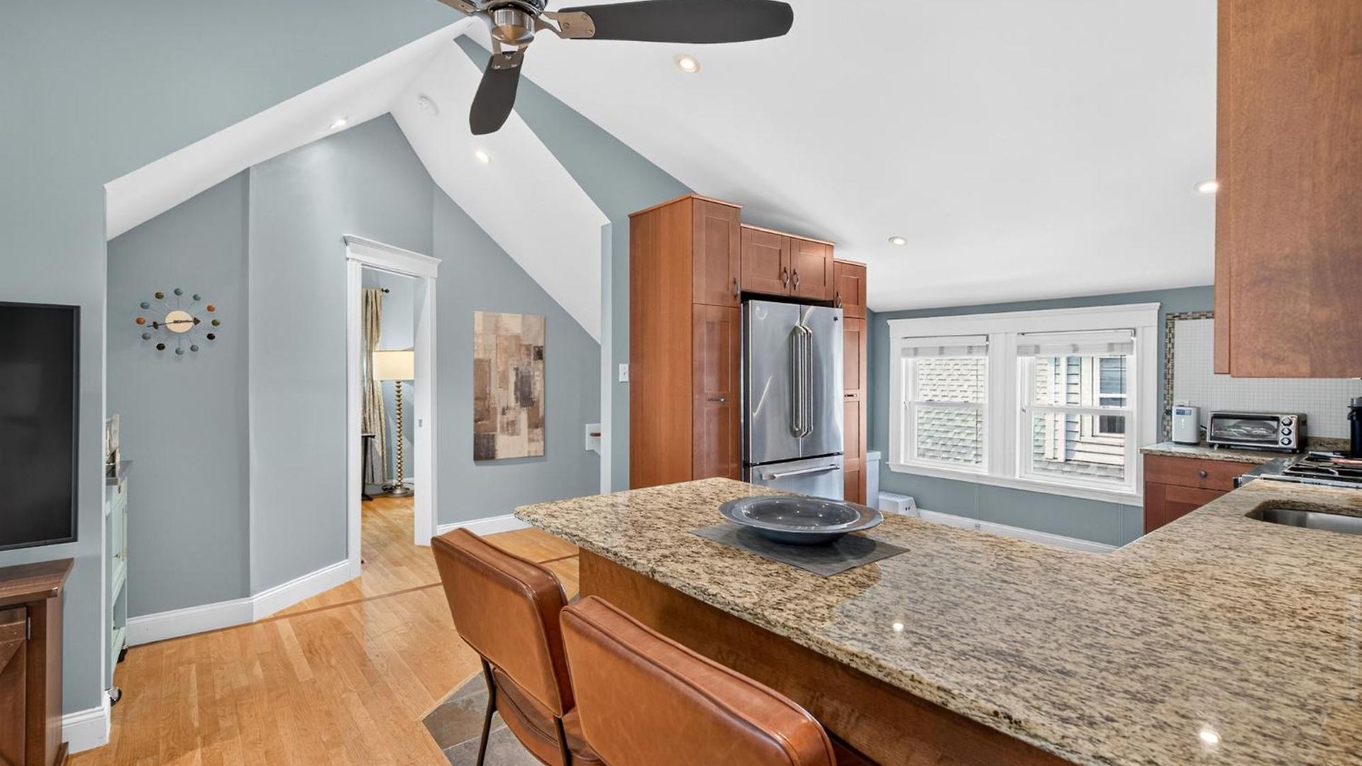 Top-floor, 2-bedroom Balcony Near Red Line